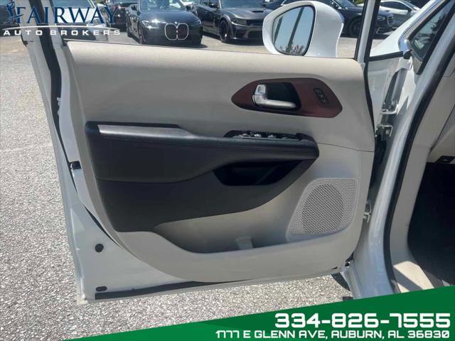 Photo of 2020 Bright White Clearcoat Chrysler Pacifica
