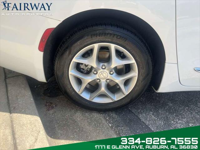 Photo of 2020 Bright White Clearcoat Chrysler Pacifica