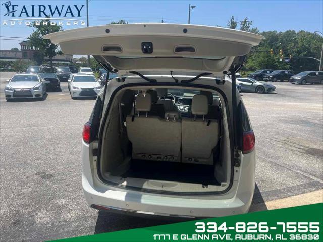 Photo of 2020 Bright White Clearcoat Chrysler Pacifica