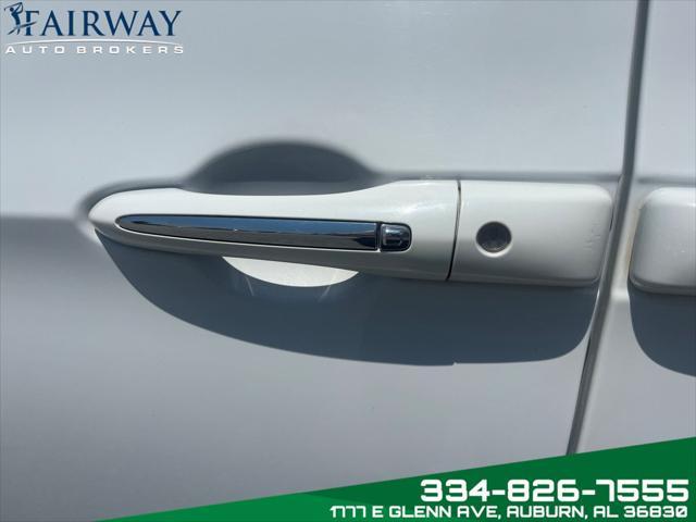 Photo of 2020 Bright White Clearcoat Chrysler Pacifica