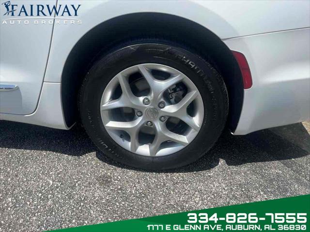 Photo of 2020 Bright White Clearcoat Chrysler Pacifica