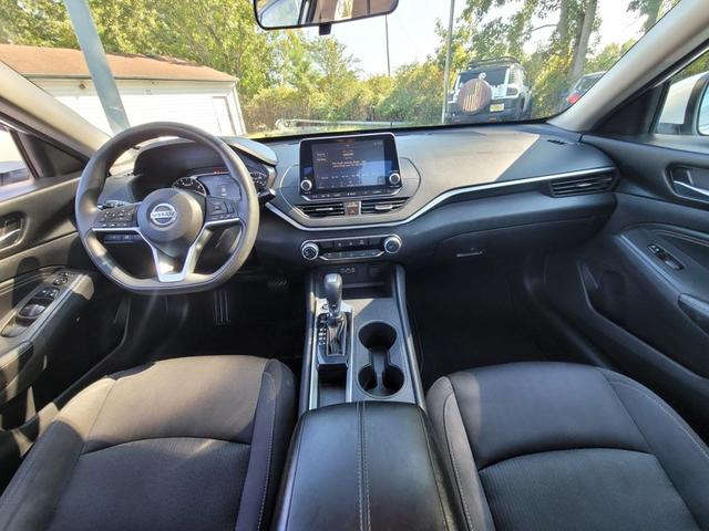 Photo of 2020 Glacier White Nissan Altima