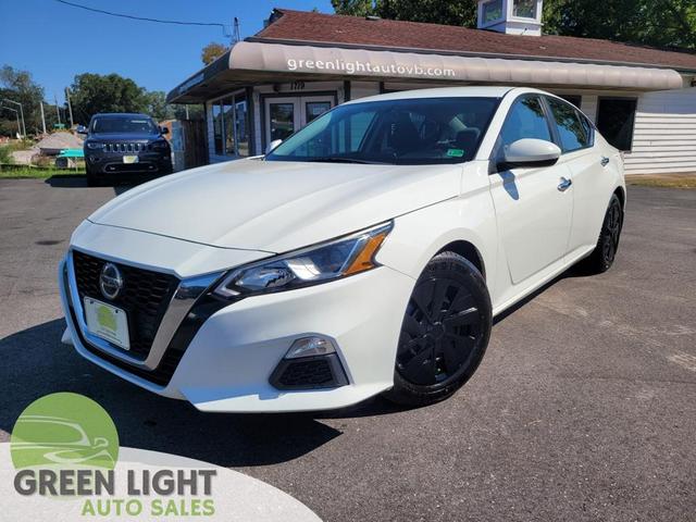 Photo of 2020 Glacier White Nissan Altima