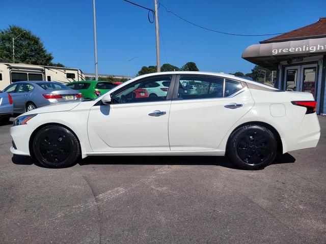 Photo of 2020 Glacier White Nissan Altima