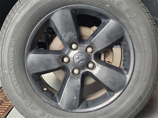 Photo of 2017 Brilliant Black Crystal Pearlcoat RAM 1500
