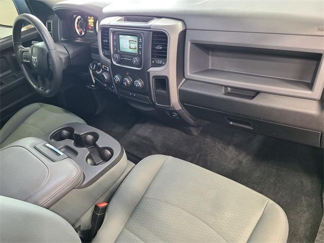 Photo of 2017 Brilliant Black Crystal Pearlcoat RAM 1500