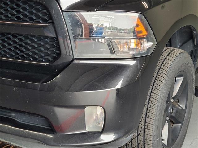 Photo of 2017 Brilliant Black Crystal Pearlcoat RAM 1500