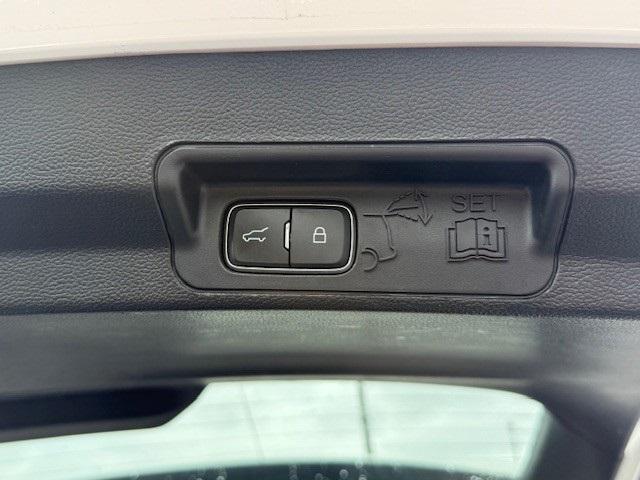 Photo of 2020 White Ford Explorer