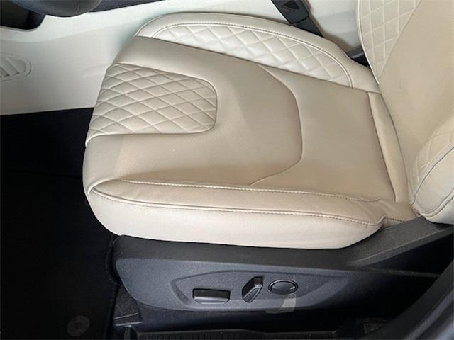 Photo of 2024 Blue Metallic Ford Edge