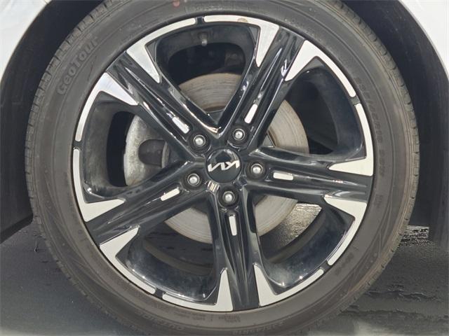 Photo of 2022 Glacial White Pearl Kia K5