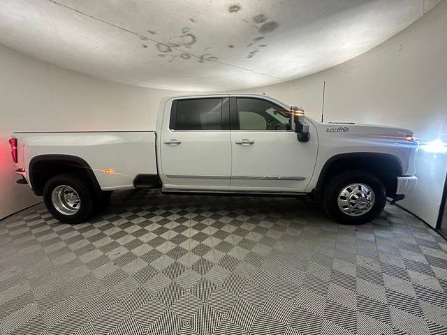 Photo of 2025 Summit White Chevrolet Silverado 3500