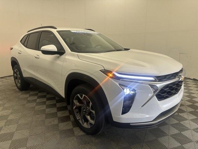 Photo of 2025 Summit White Chevrolet Trax