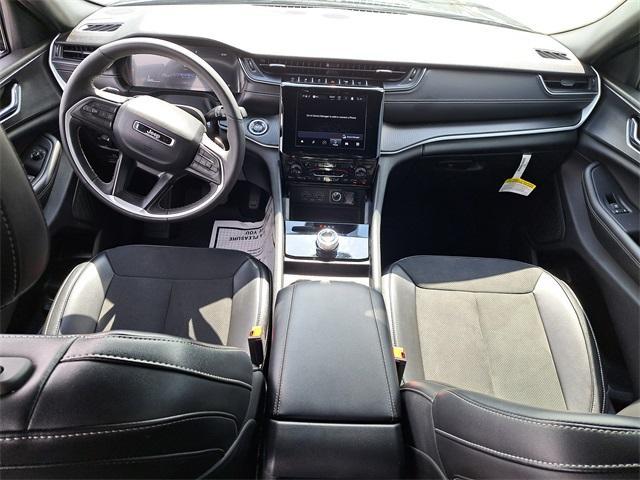Photo of 2024 Diamond Black Jeep Grand Cherokee L