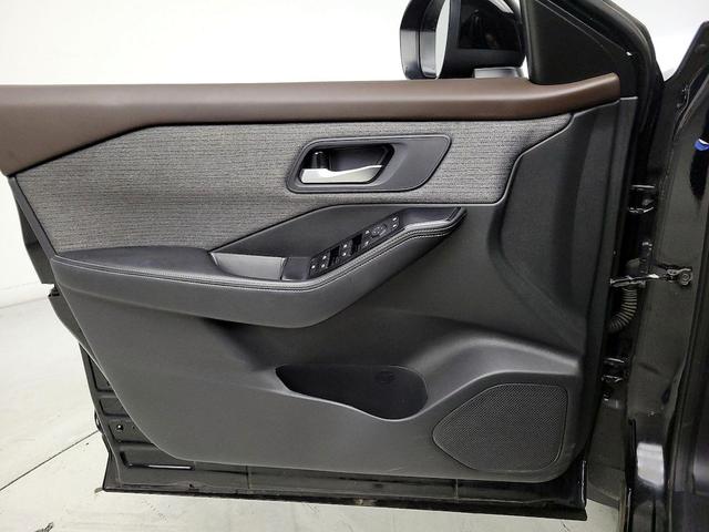 Photo of 2023 Black Nissan Rogue
