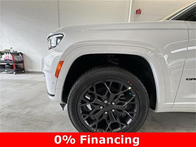 Photo of 2025 White Jeep Grand Cherokee L