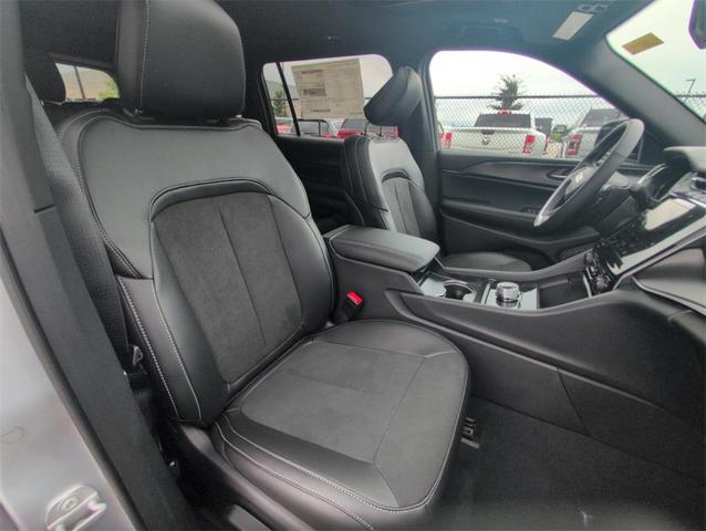 Photo of 2025 Silver Zynith Jeep Grand Cherokee L