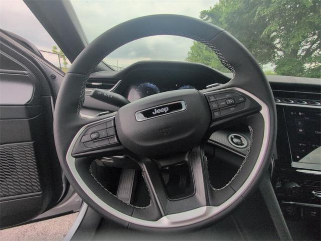 Photo of 2025 Silver Zynith Jeep Grand Cherokee L
