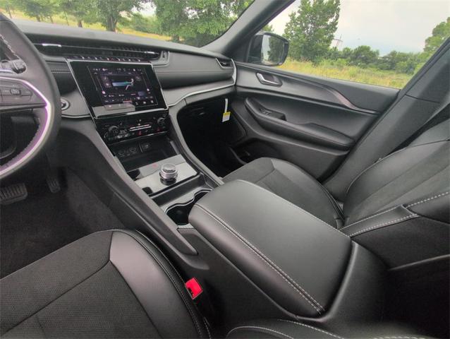 Photo of 2025 Silver Zynith Jeep Grand Cherokee L
