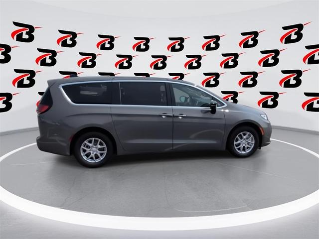 Photo of 2025 Ceramic Gray Clearcoat Chrysler Pacifica
