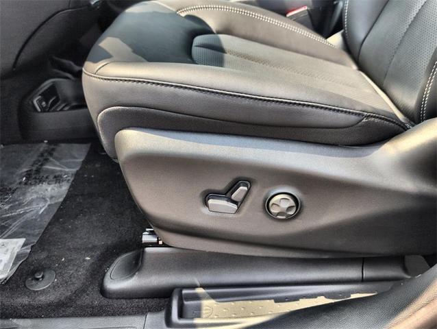 Photo of 2025 Ceramic Gray Clearcoat Chrysler Pacifica