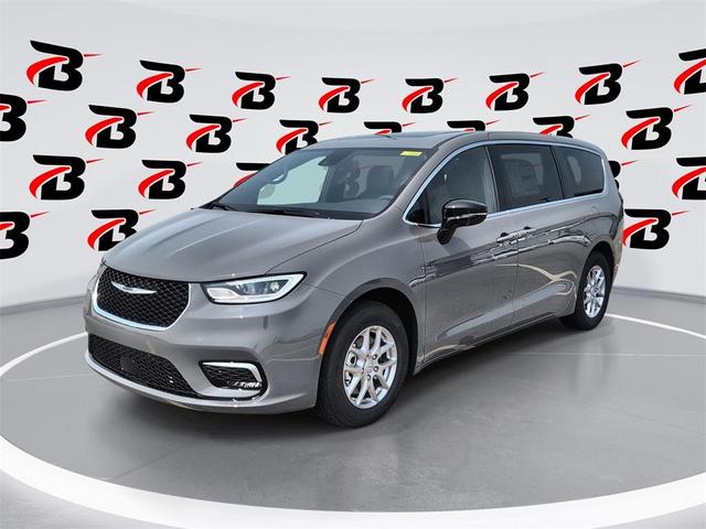 Photo of 2025 Ceramic Gray Clearcoat Chrysler Pacifica