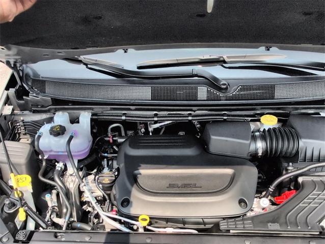 Photo of 2025 Ceramic Gray Clearcoat Chrysler Pacifica