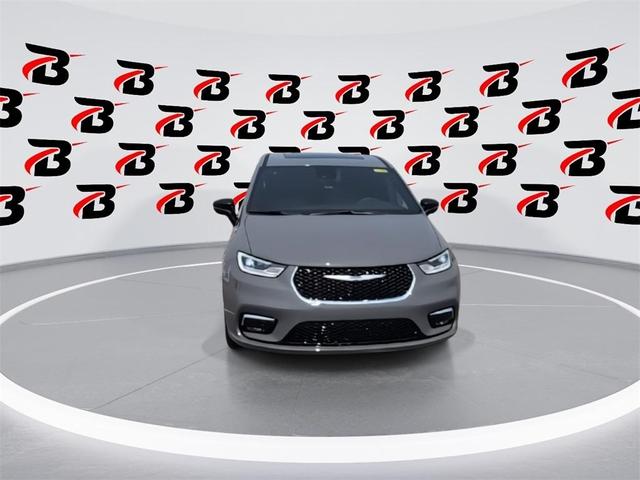 Photo of 2025 Ceramic Gray Clearcoat Chrysler Pacifica