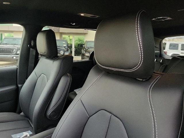Photo of 2025 Diamond Black Chrysler Pacifica Hybrid