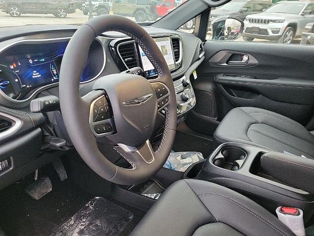 Photo of 2025 Diamond Black Chrysler Pacifica Hybrid