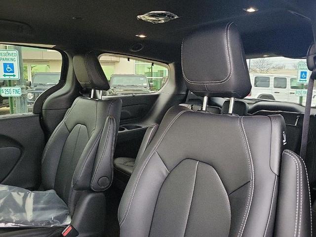 Photo of 2025 Diamond Black Chrysler Pacifica Hybrid