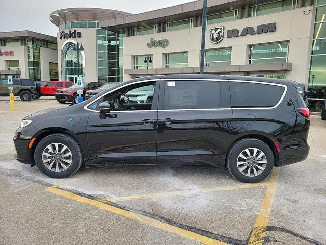 Photo of 2025 Diamond Black Chrysler Pacifica Hybrid