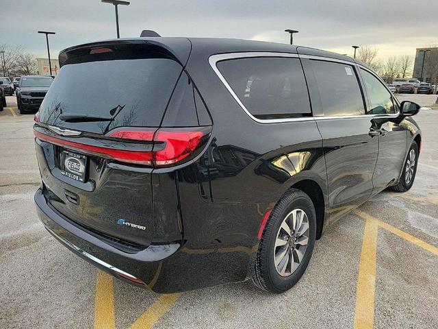 Photo of 2025 Diamond Black Chrysler Pacifica Hybrid