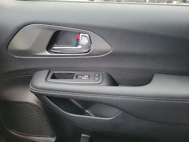 Photo of 2025 Diamond Black Chrysler Pacifica Hybrid