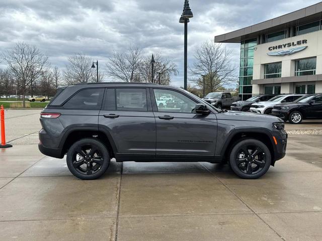 Photo of 2025 Baltic Gray Jeep Grand Cherokee