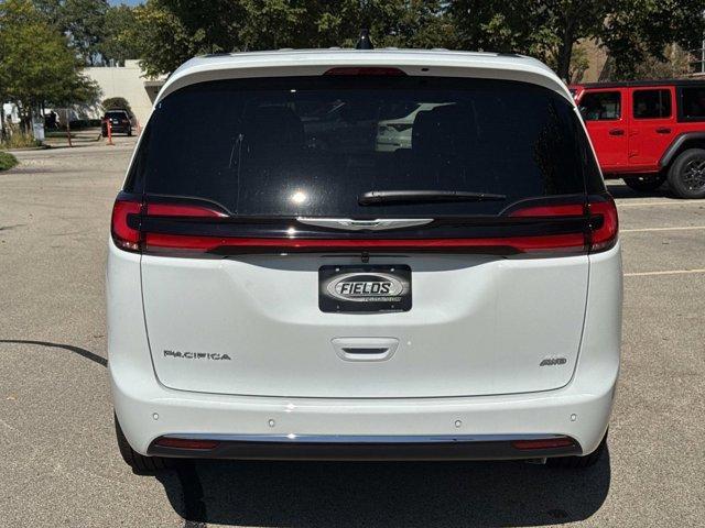 Photo of 2026 Bright White Chrysler Pacifica