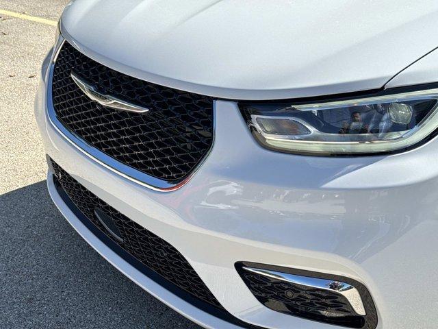 Photo of 2026 Bright White Chrysler Pacifica