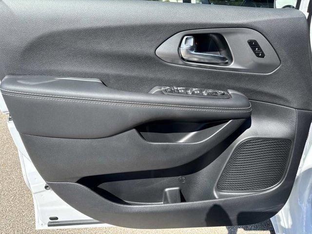 Photo of 2026 Bright White Chrysler Pacifica