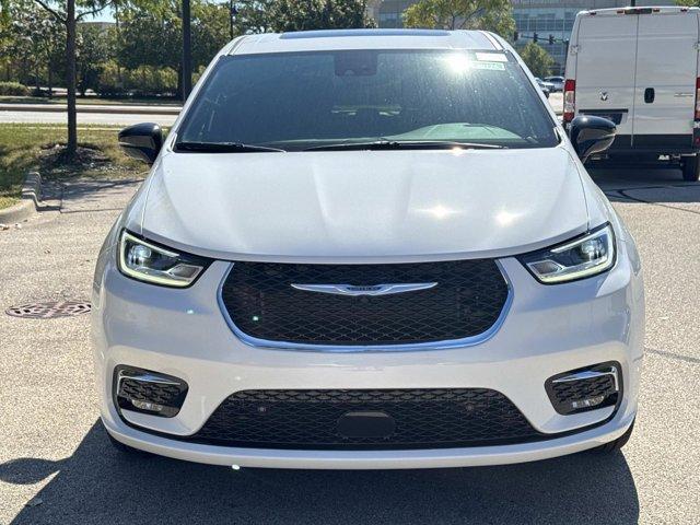 Photo of 2026 Bright White Chrysler Pacifica