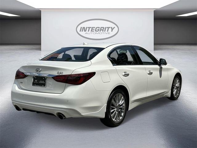 Photo of 2021 Pure White INFINITI Q50