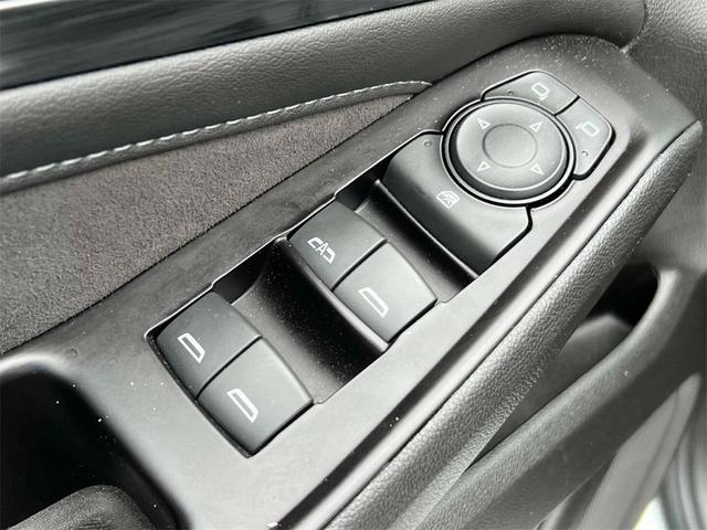 Photo of 2020 Iridescent Pearl Tricoat Chevrolet Traverse