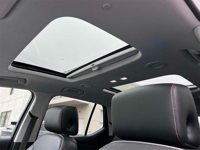 Photo of 2020 Iridescent Pearl Tricoat Chevrolet Traverse