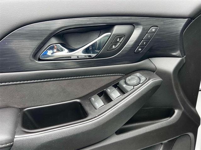 Photo of 2020 Iridescent Pearl Tricoat Chevrolet Traverse