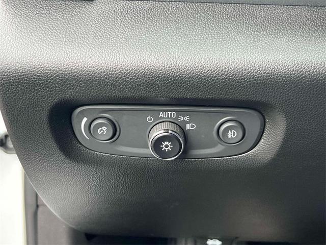 Photo of 2020 Iridescent Pearl Tricoat Chevrolet Traverse
