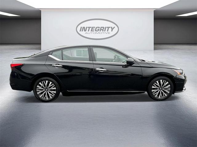 Photo of 2024 Black Nissan Altima