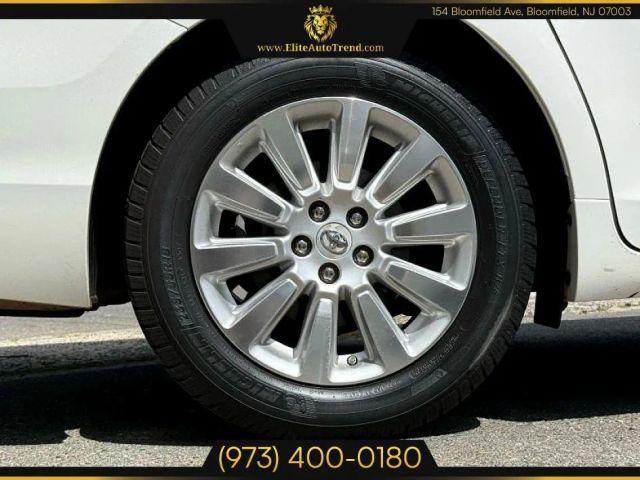 Photo of 2011 White Toyota Sienna