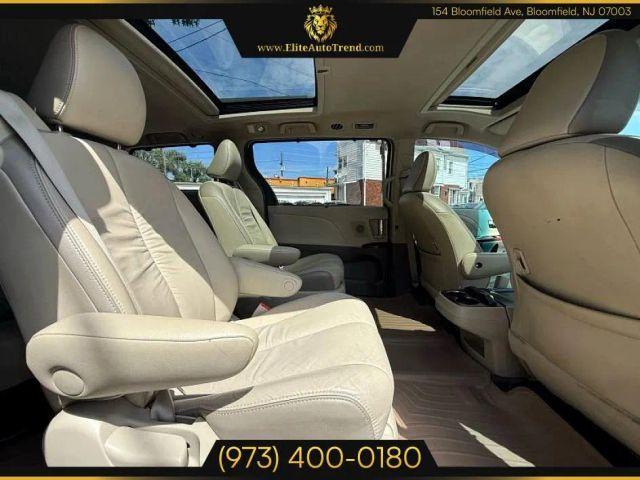 Photo of 2011 White Toyota Sienna