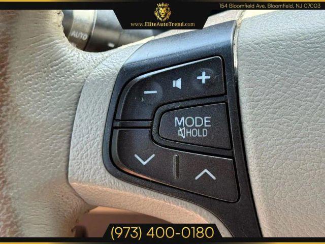 Photo of 2011 White Toyota Sienna