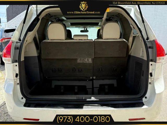 Photo of 2011 White Toyota Sienna