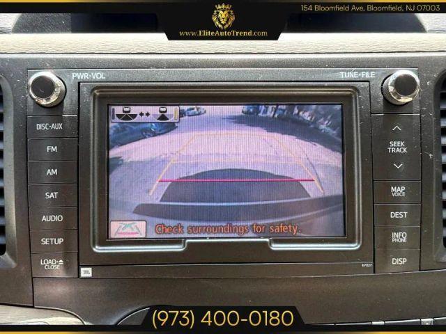 Photo of 2011 White Toyota Sienna