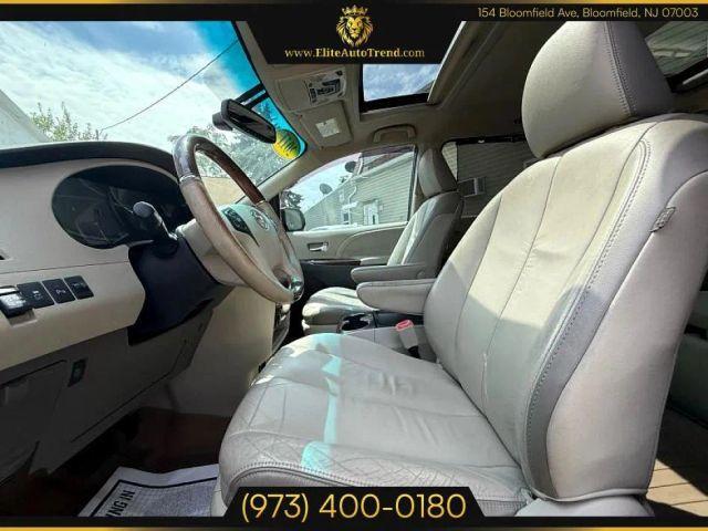 Photo of 2011 White Toyota Sienna